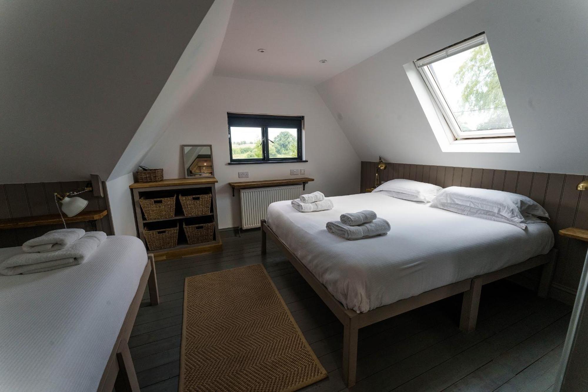 Vineyard Oast Sleeps 25 Villa Wavehorne ภายนอก รูปภาพ